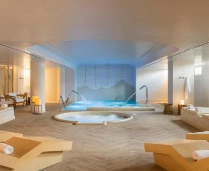Piscina cubierta con elementos de hidroterapia del spa del hotel.