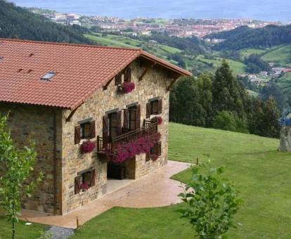Edificio de piedra de este acogedor hotel boutique rodeado de jardines con hermosas vistas.