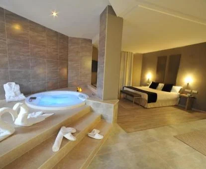 Preciosa suite con bañera de hidromasajes privada de este hotel solo para adultos.