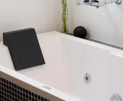Bañera de hidromasaje privada de este coqueto apartamento.