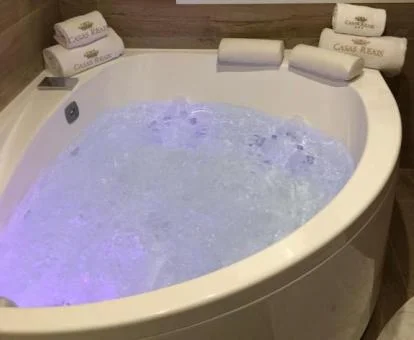 Fabuloso jacuzzi privado de este apartamento deluxe.