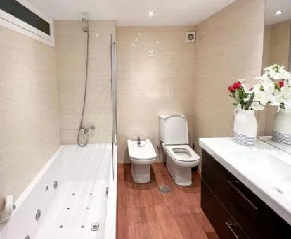 Baño con bañera de hidromasaje privada de este apartamento particular.