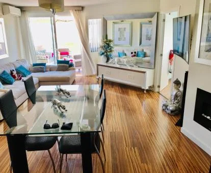 Interior de este elegante apartamento independiente con jacuzzi privado.