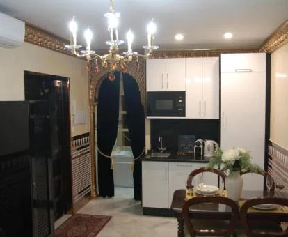 Preciosa cocina de este apartamento con jacuzzi privado y estilo árabe.