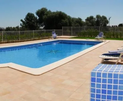 Amplia terraza exterior con piscina de este hotel romántico.