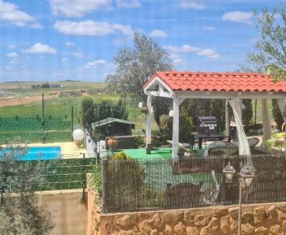 Coqueta casa rural independiente con zona exterior privada con piscina y vistas al campo.
