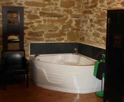 Bañera de hidromasaje privada del apartamento de dos dormitorios del establecimiento.