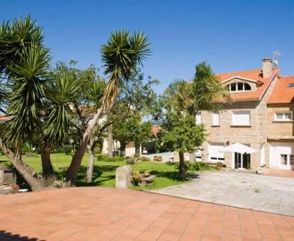 Coqueto hotel con zona exterior y amplios jardines.