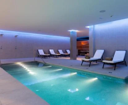 Piscina cubierta con zona de relajación del spa.