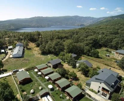 Vista aérea de este establecimiento rural con cabañas independientes en un tranquilo entorno natural para explorar.