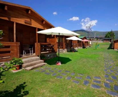 Cabañas independientes de este complejo rural con amplios jardines.