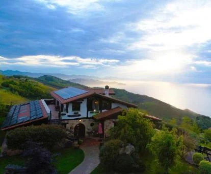 Edificio de este hotel rural en un tranquilo entorno con maravillosas vistas.