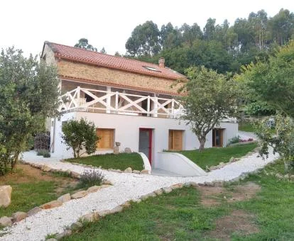 Edificio de este coqueto bed and breakfast rodeado de jardines.