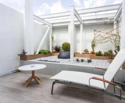 Coqueta terraza privada de una de las habitaciones de este hotel.