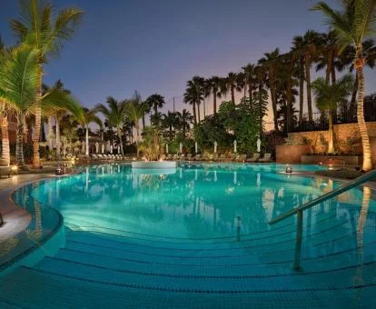 Espectacular piscina exterior rodeada de vegetación de este hotel romántico.