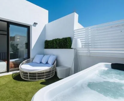 Terraza privada de este apartamento ático con un gran jacuzzi privado al aire libre.
