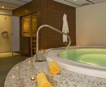 Acogedora sala de bienestar del spa del hotel con jacuzzi y sauna.
