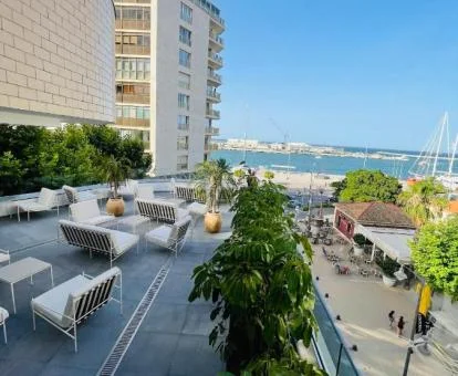 Agradable terraza con mobiliario y vistas al mar de este moderno hotel boutique.