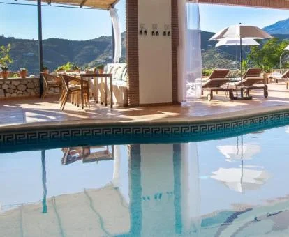 Piscina climatizada con solarium y fabulosas vistas de este hotel romántico.