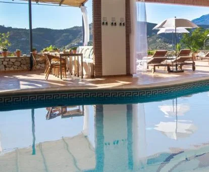 Agradable zona con piscina, solarium y hermosas vistas de este hotel boutique.
