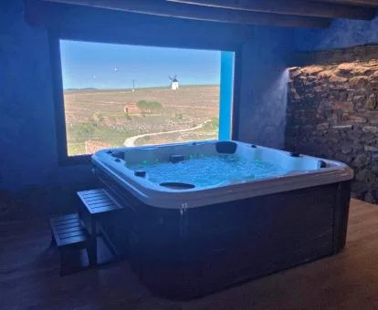 Zona de bienestar con un gran jacuzzi y vistas de este hotel con encanto.
