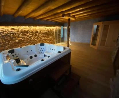 Acogedora zona de bienestar con jacuzzi y sauna de este hotel rural.
