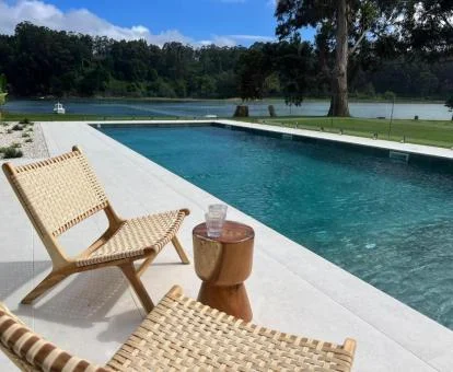Agradable zona exterior con piscina y vistas del hotel.