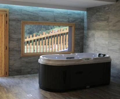 Acogedor centro de bienestar con vistas de este hotel ideal para parejas.