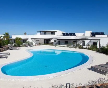 Edificio de este establecimiento rural con piscina al aire libre.