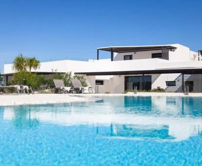 Fabuloso hotel romántico con gran piscina exterior.