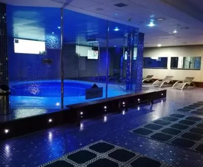 Zona de aguas del centro de bienestar del hotel.