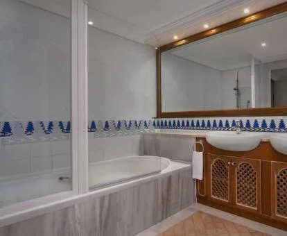 Amplia bañera de hidromasaje privada del apartamento ático de tres dormitorios con vistas al mar.