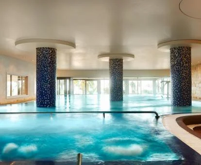 Espectacular piscina con elementos de hidroterapia del hotel.