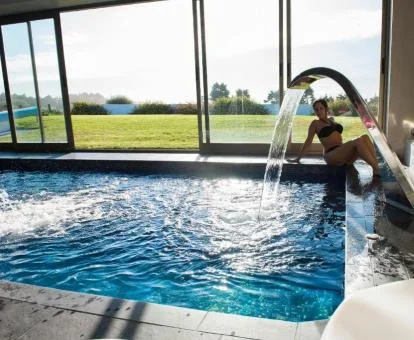 Piscina con chorros de hidroterapia y vistas al exterior de este hotel con encanto.