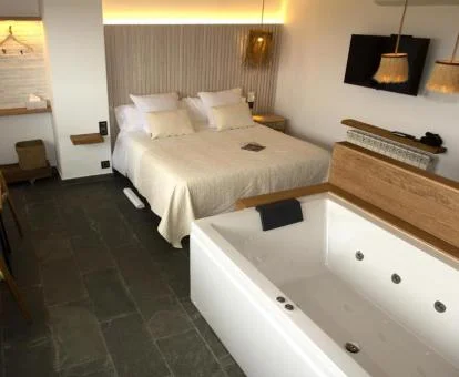 Una de las coquetas habitaciones dobles con jacuzzi privado de este hotel boutique.