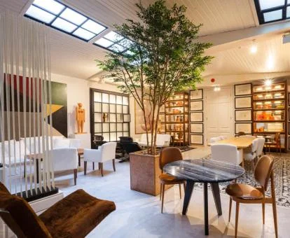 Amplio salón con decoración elegante y zonas de estar de uso compartido.