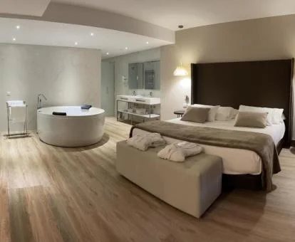 Una de las cómodas habitaciones dobles con bañera de hidromasaje privada del hotel.