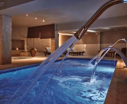 Piscina con hidroterapia con zona de relajación del spa.