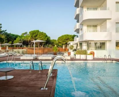Hotel boutique con solarium y piscina exterior con chorros de hidroterapia.