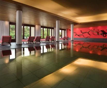 Piscina cubierta con elementos de hidroterapia del spa del hotel.