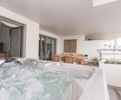 Amplia bañera de hidromasaje privada en la terraza de este apartamento independiente.