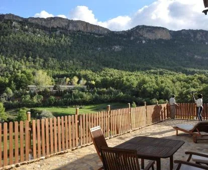 Amplia terraza con mobiliario exterior y vistas a la naturaleza de este hotel solo para adultos.