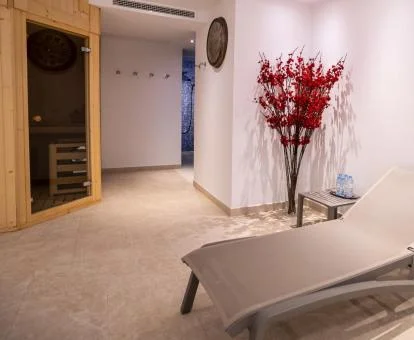 Zona de relajación y sauna del acogedor spa del hotel.
