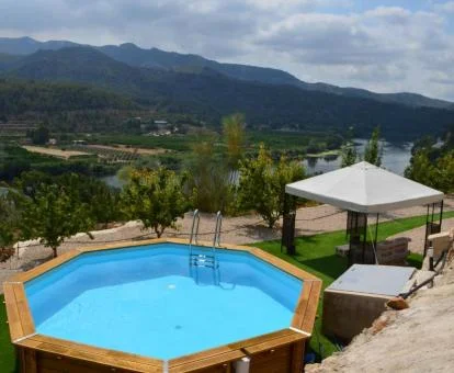 Zona exterior con piscina y vistas de esta hermosa casa rural independiente.