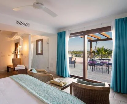 Una de las maravillosas habitaciones con terraza amueblada y vistas del hotel.