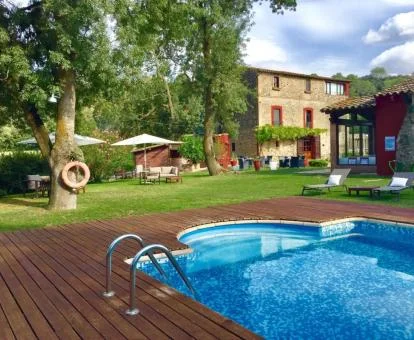 Hotel con encanto con piscina y amplias zonas exteriores.