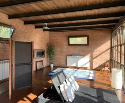 Sala de spa con jacuzzi y zona de relajación de este hotel rural.