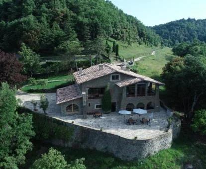 Hermosa masía en un bello entorno natural con terraza y hermosas vistas.