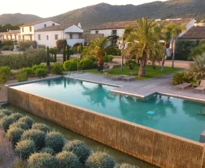 Precioso hotel rodeado de naturaleza con piscina de borde infinito.