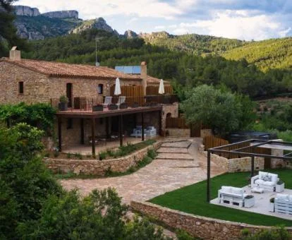 Maravilloso hotel boutique rodeado de naturaleza con zonas exteriores.